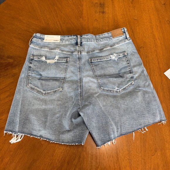 American Eagle 6" Strigid Curvy Ripped Super High-Waisted Relaxed Denim Short - Picture 3 of 5